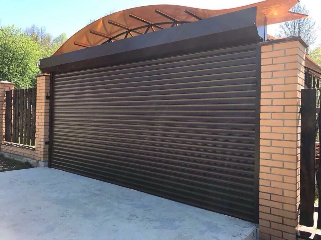 ворота роллетные для забора. роллетные ворота алютех престиж. рольворота 4110*250. ворота роллетные автоматические с калиткой. подъемные ворота дорхан на забор.