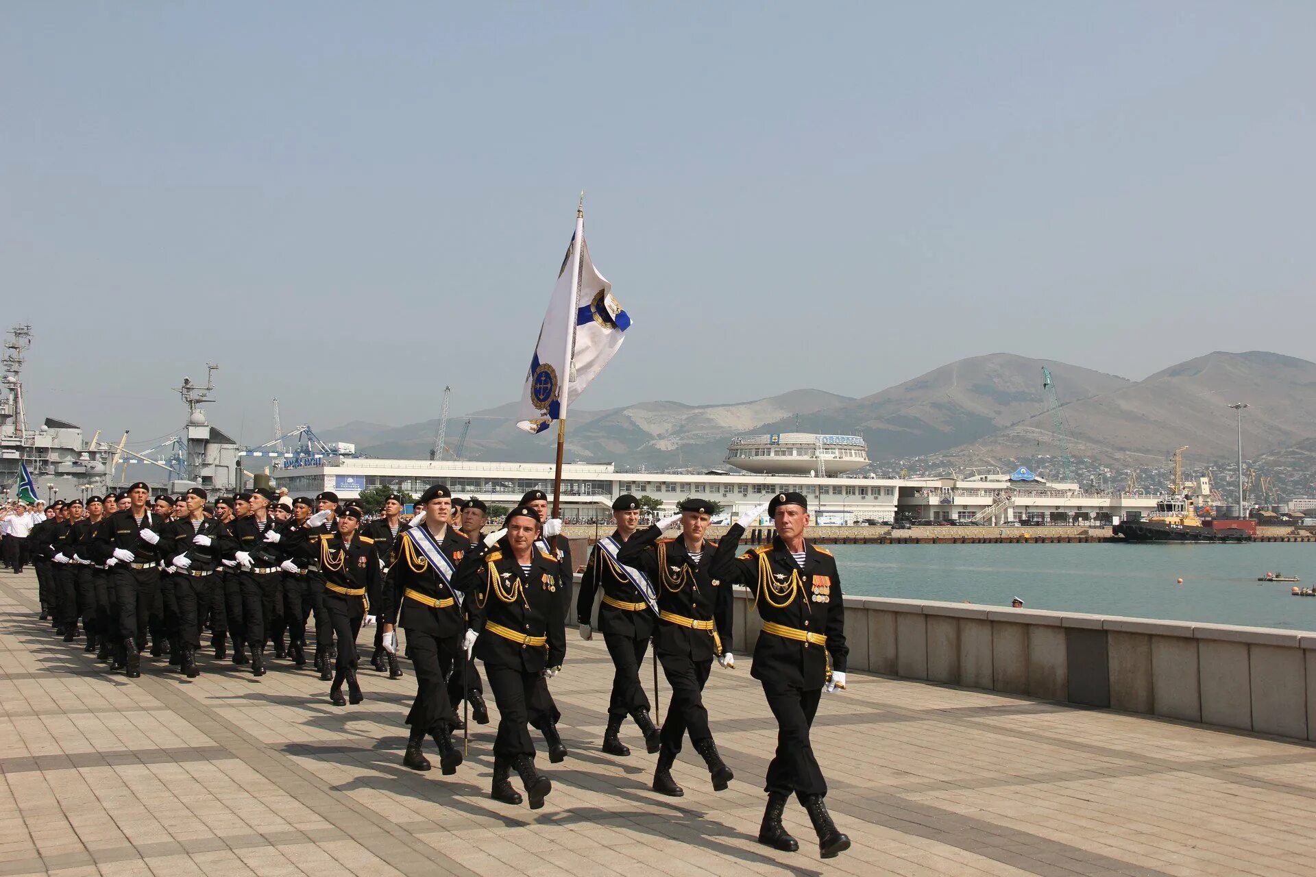 Военно морской флот годовщина. ЧФ Новороссийская ВМБ. Парад ВМФ Новороссийск. Морфлот Новороссийск армия.