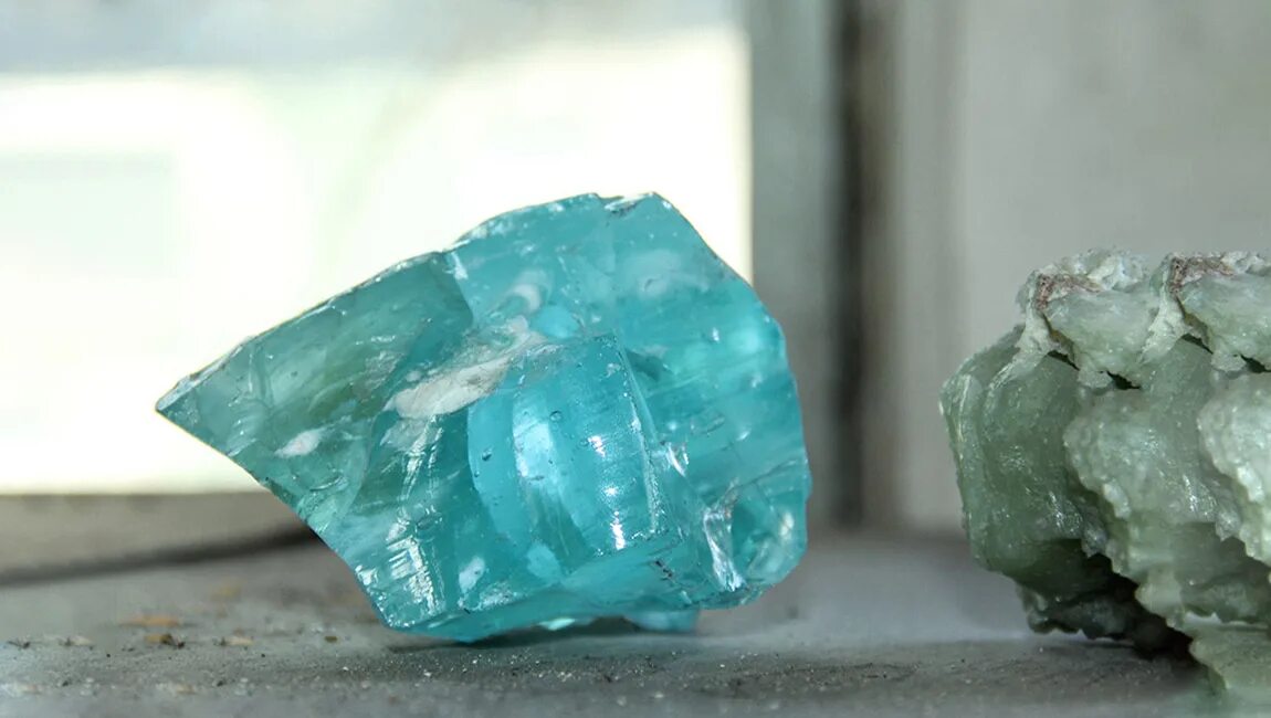 Минерал зелено голубого цвета. Камень минерал Аквамарин. Аквамарин берилл топаз. Голубой Аквамарин минерал. Аквамарин самородок камень.