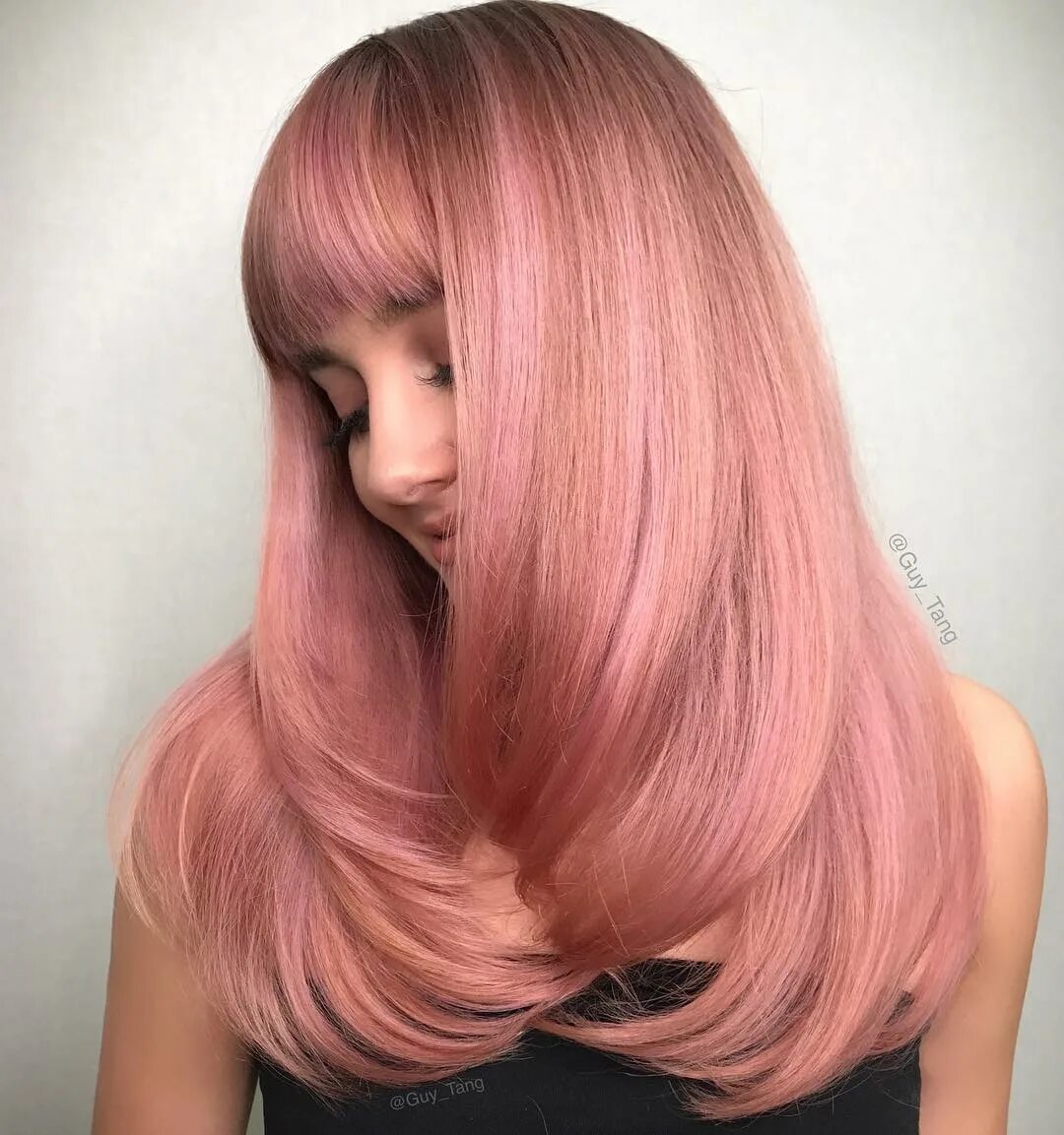 Металл с розовым отливом. Роуз Голд цвет волос. Розоватый оттенок волос. Розовый цвет волос.