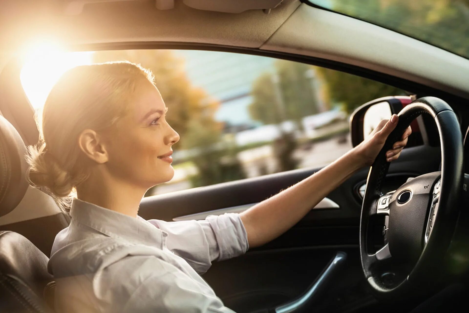 She drive a car now. Девушка водит машину. Портрет автомобиля. Девушка садится в автомобиль. За рулем автомобиля.