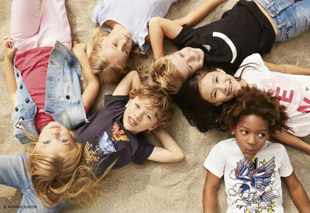 Дольче габбана джуниор. Children juniors. Команда мальчишек на футбольном поле. Children juniors. Children juniors.