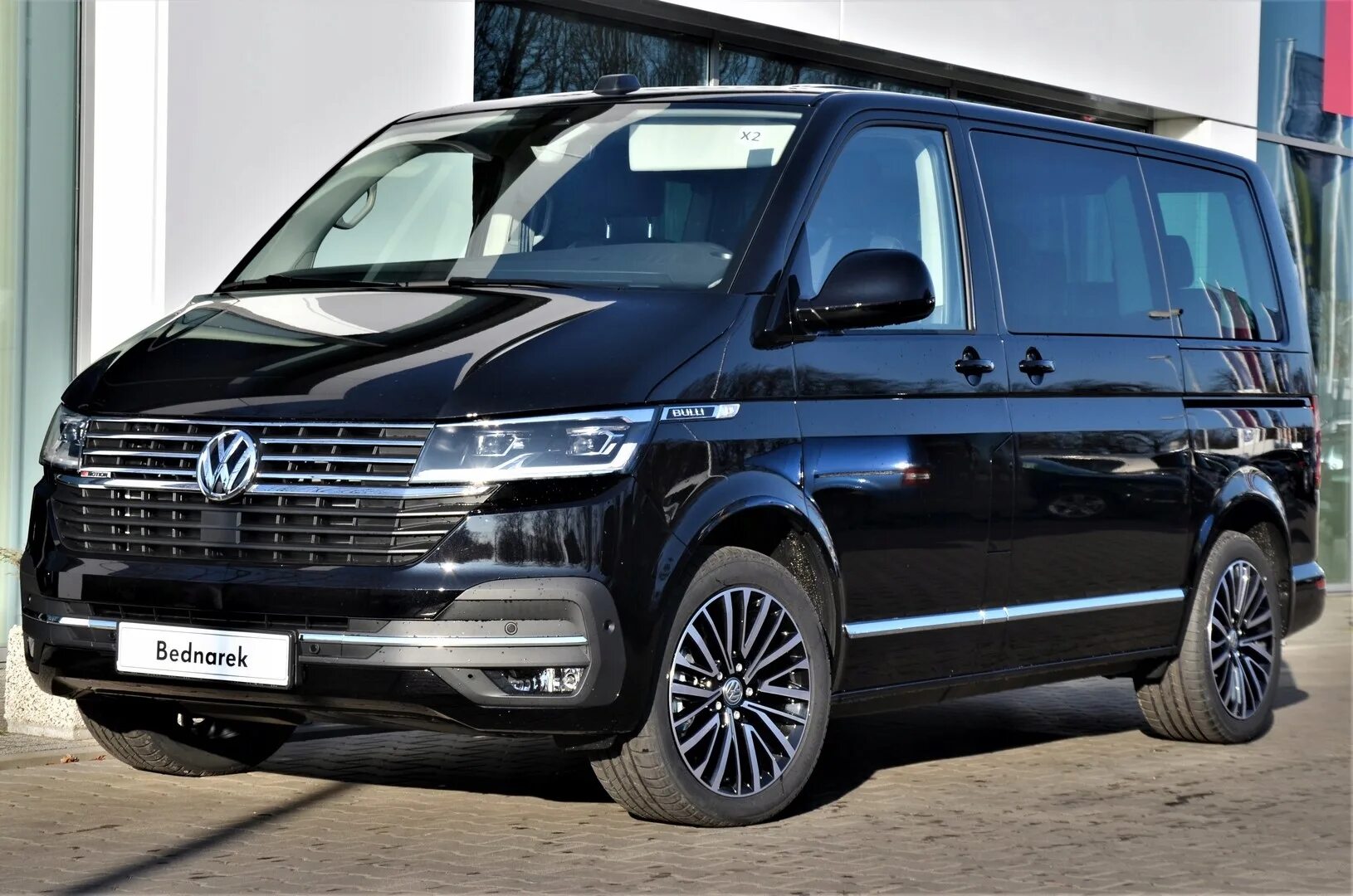 Т 6 октября. Volkswagen Multivan t6 Black. VW T6.1 Multivan. VW T 6.1 Multivan 2021. Фольксваген Caravelle t6.