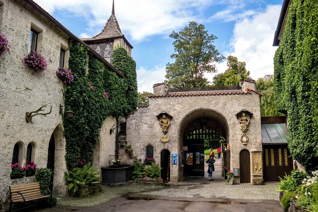 Двор замка панорамный вид. Двор на замок. Замки италии двор. Двор на замок. Дворики замков мира.