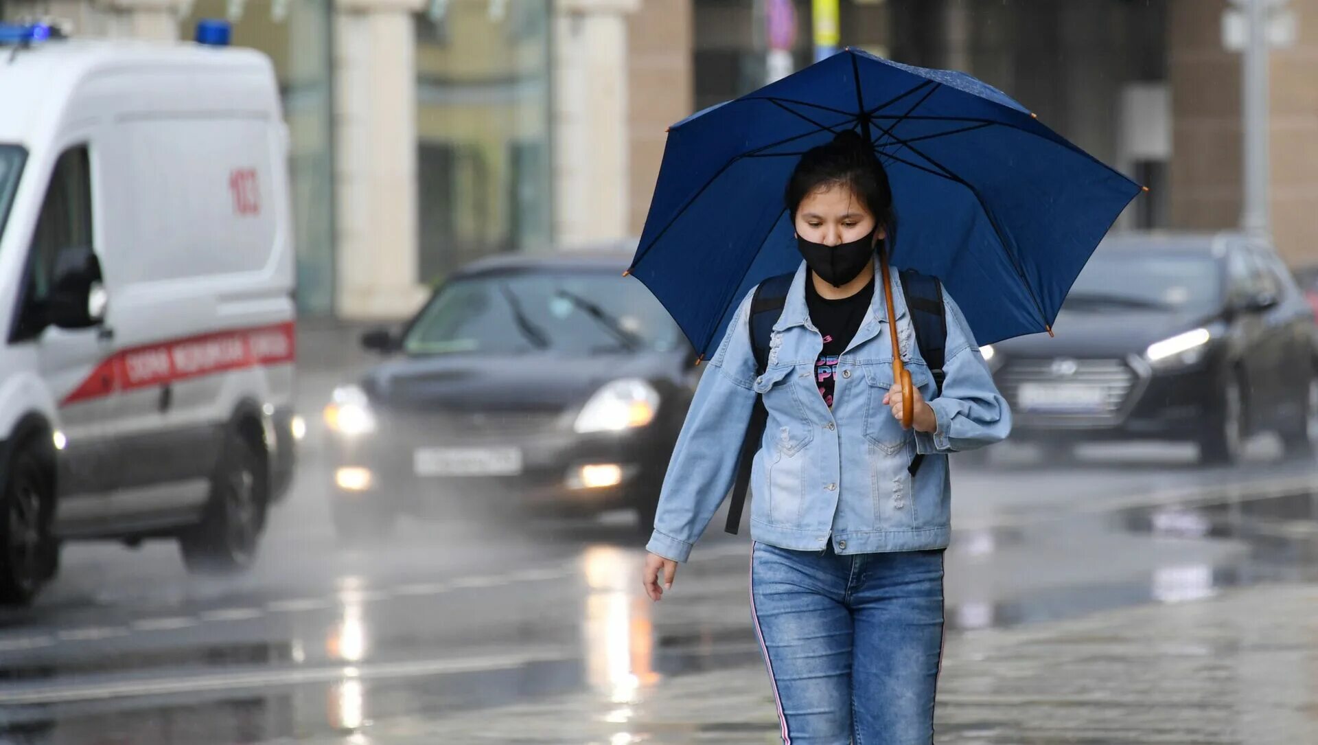 Погода ли. Женщина под дождем в Москве. Дожди и холод в Москве. Кыргызстан дождь. Осадки Кыргызстана.