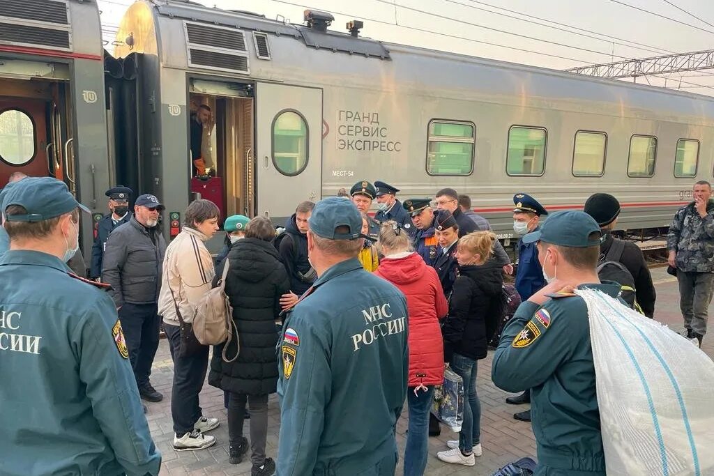 Омск 17 апреля. Поезд с беженцами. Люди на вокзале. Встречать на вокзале. Поезд с беженцами из Мариуполя.