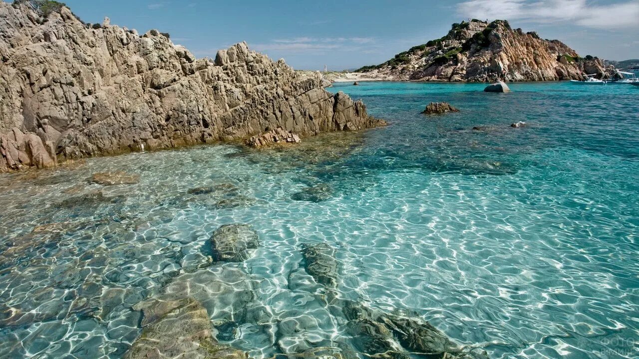 Голубая солнечная вода. Италия остров Сардиния (Sardinia). Сардиния острова ла Маддалена. Средиземное море Сардиния. Тирренское море Сардинии.