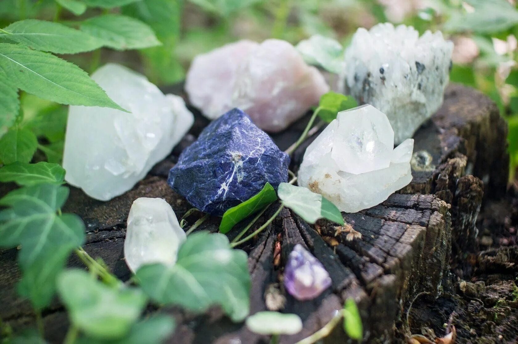 Природный камень. Кристаллы в природе. Природные камни и минералы. Кристаллы и минералы в природе. Самоцветы дорога