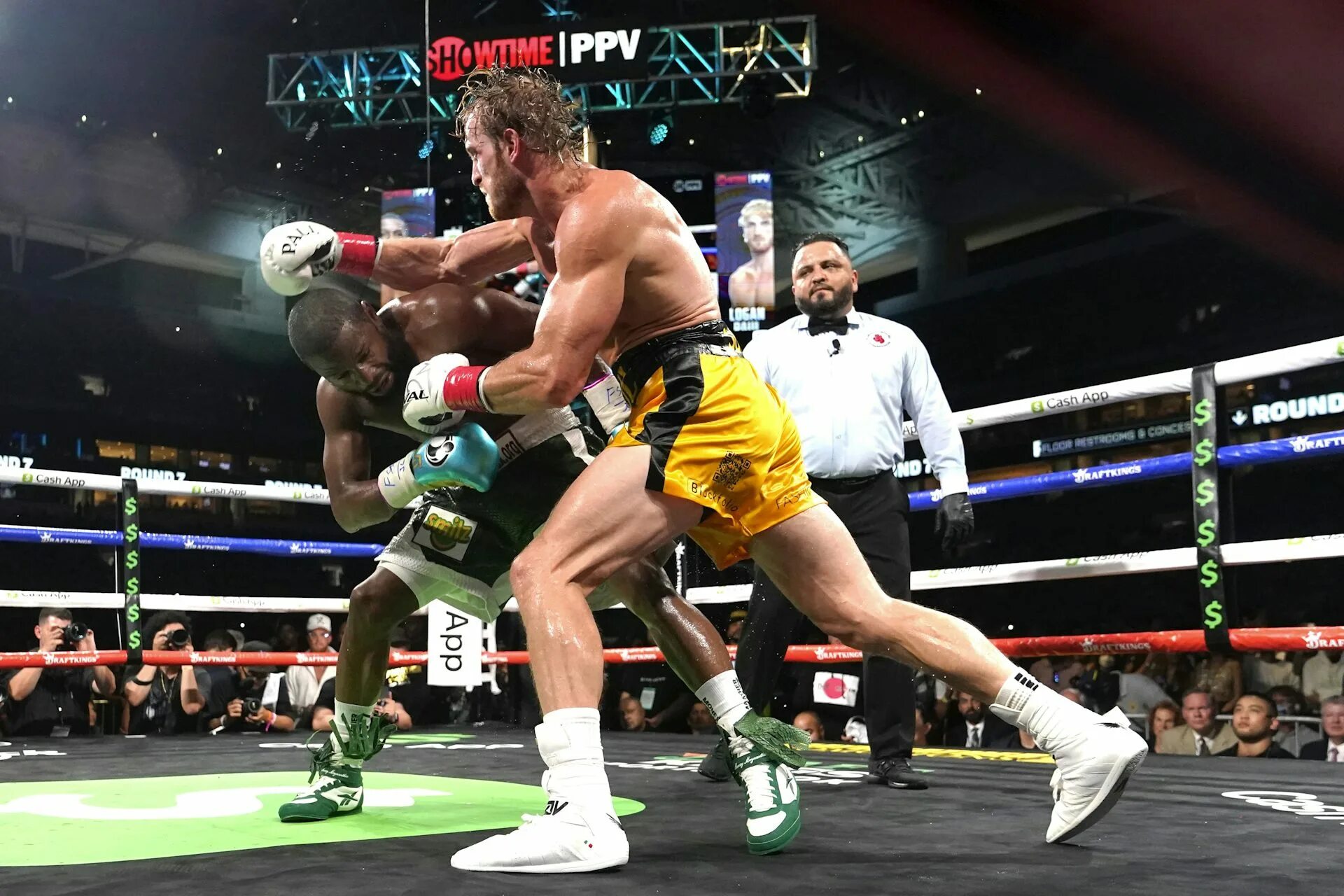 Logan paul floyd mayweather. Логан пол мейвезер. logan paul mayweather. флойд мейвезер логан пол. бой мейвезера против.