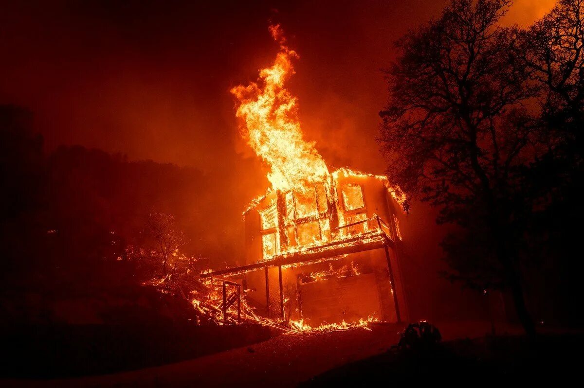 На какой улице горит дом. Лесные пожары в Калифорнии 2020. Горящий дом. Горящее здание. Наружные пожары.