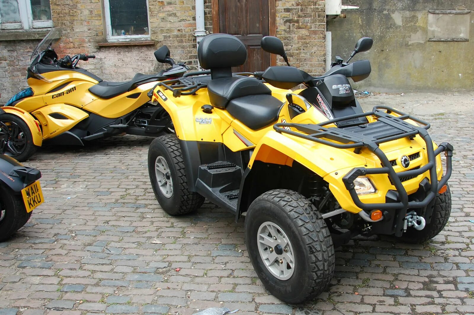 Can am Outlander 800 Max XT. Мотовездеход can am Outlander Max 800. Outlander 800 Max квадроцикл предохранители. Квадроцикл Outlander желтый.