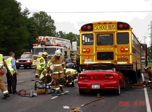 Автобус дос. School Bus car crash.