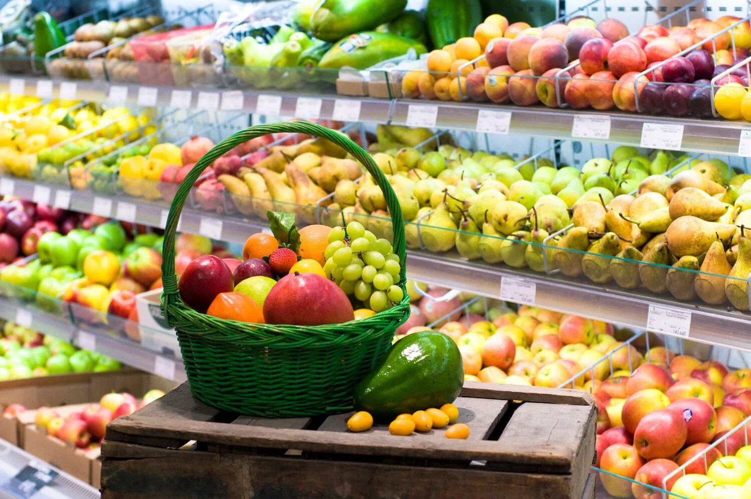 Купить магазин фруктов. Прилавок с фруктами. Прилавок с овощами и фруктами. Магазин овощи фрукты. Овощи и фрукты в супермаркете.