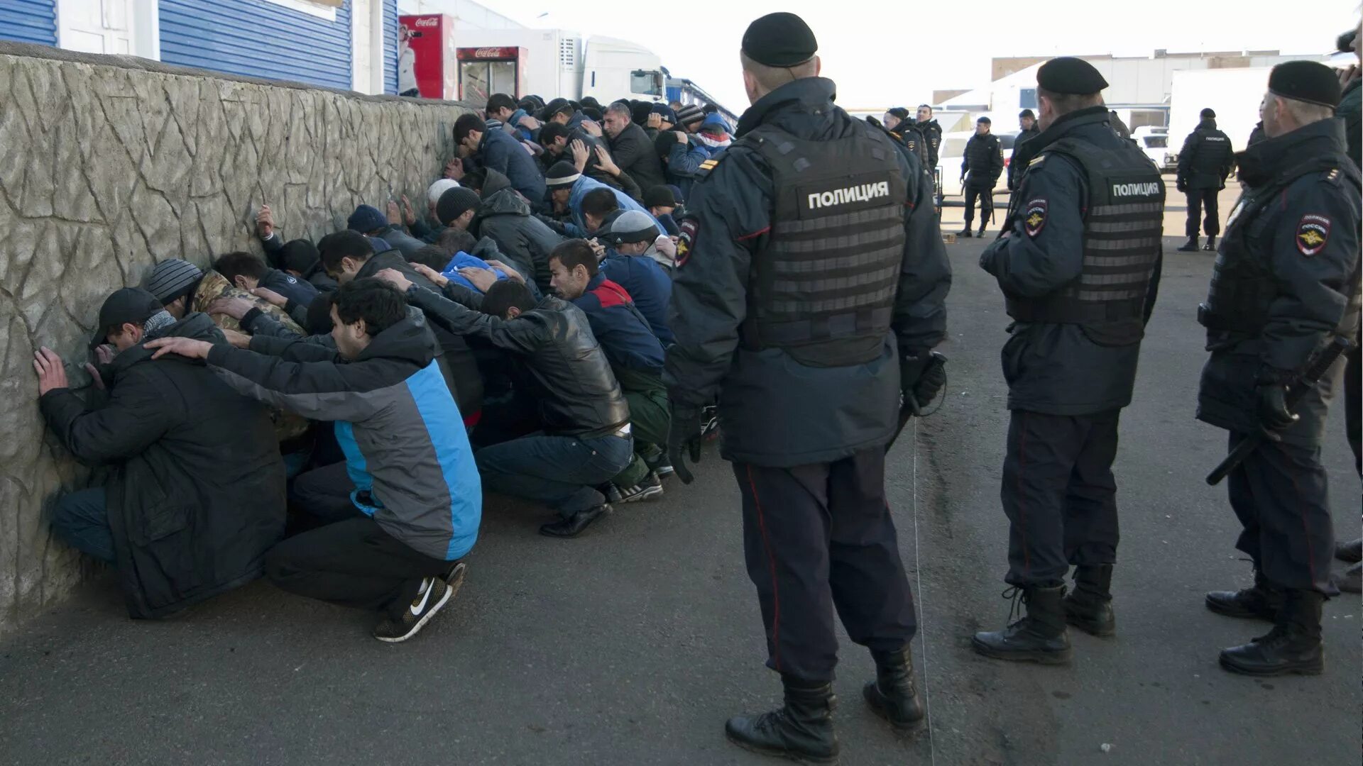 Задержание мигрантов в Москве. Преступность мигрантов. Полиция задерживает мигрантов.