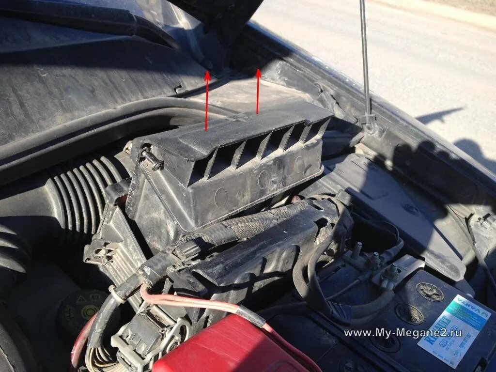 Воздушный фильтр и воздухозаборник рено меган 2. Замена воздушного фильтра рено меган. Воздушный фильтр на рено меган 2 2008 года. Воздушный фильтр рено меган 2 1. Воздушный фильтр рено меган 2 1.