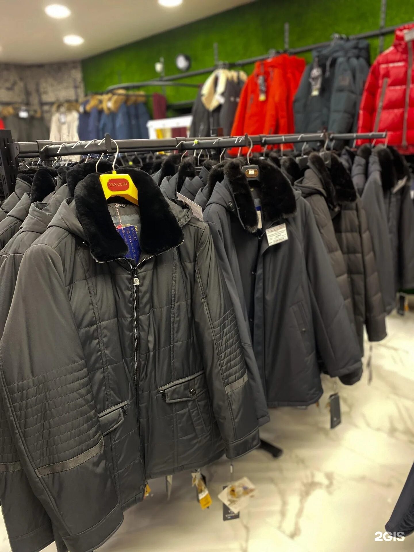 Магазины мужской одежды больших размеров курск. Центральный рынок одежда. Магазин ожед ысерж курск. Магазин галактика. Серж на луговой курск.