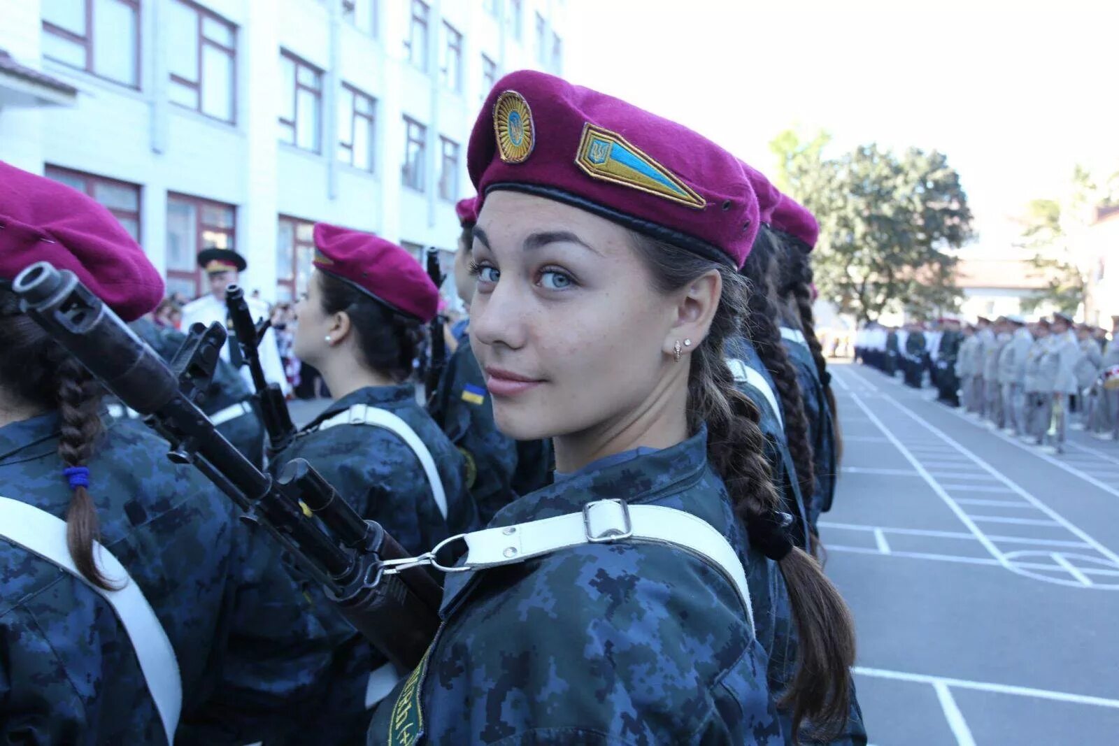 Украинки в военной форме. Военные девушки Украины. Украинские девушки военные. Девушки военнослужащие.