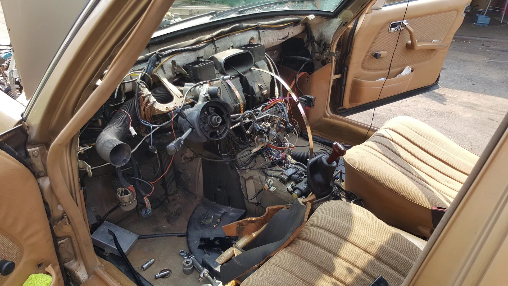 Как снять торпеду на мерседесе 123 видео Замена торпеды Mercedes-Benz E-class (W124), 3 л, 1991 года своими руками DRIV