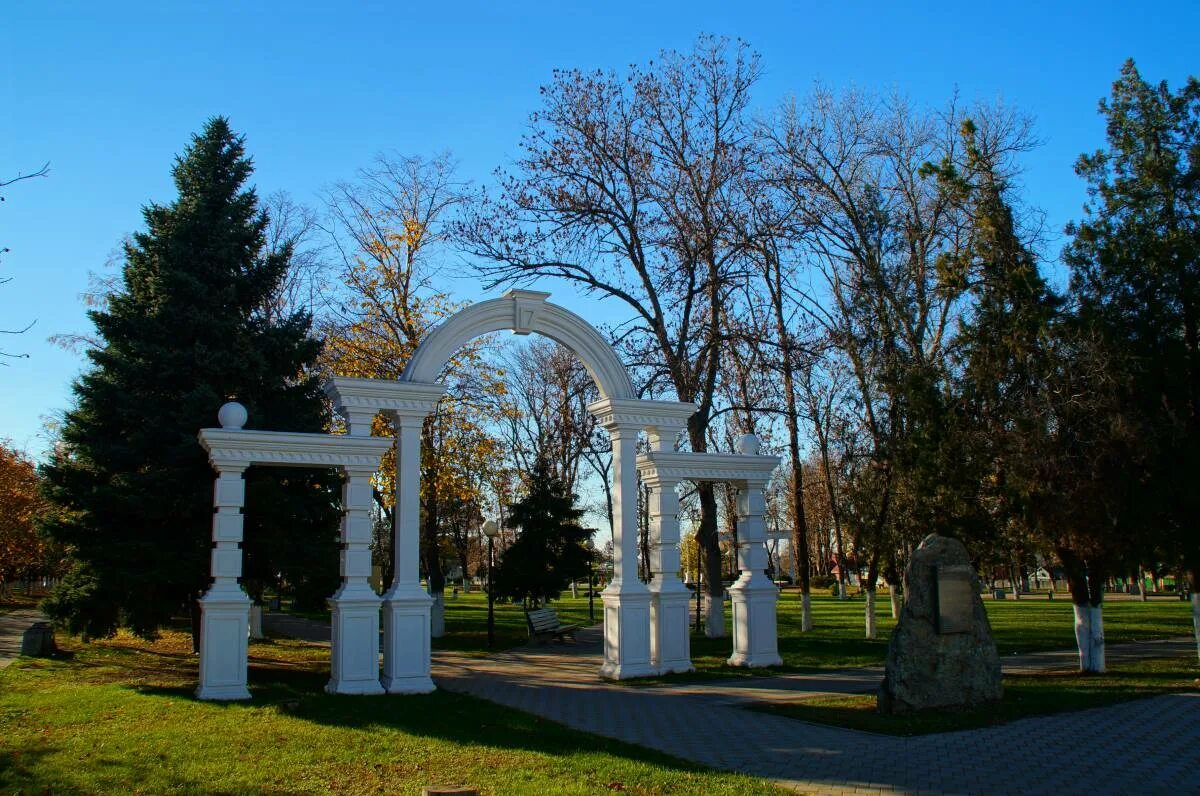 Выселки Краснодарский край. Станица Выселки Краснодарский край. Парк в станице Выселки. Станица Выселки Краснодарский край памятники.