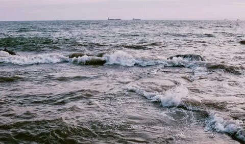 Редкая волна стучится в берег