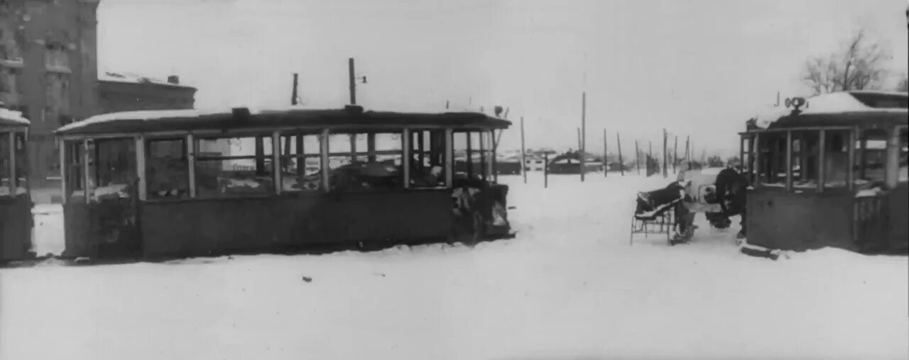 15 апреля 1942 транспорт. Ленинградский трамвай 1942. 1942 — в блокадном ленинграде восстановлено движение трамваев.  флеров апрель 1942 г. 19 апреля 1942.