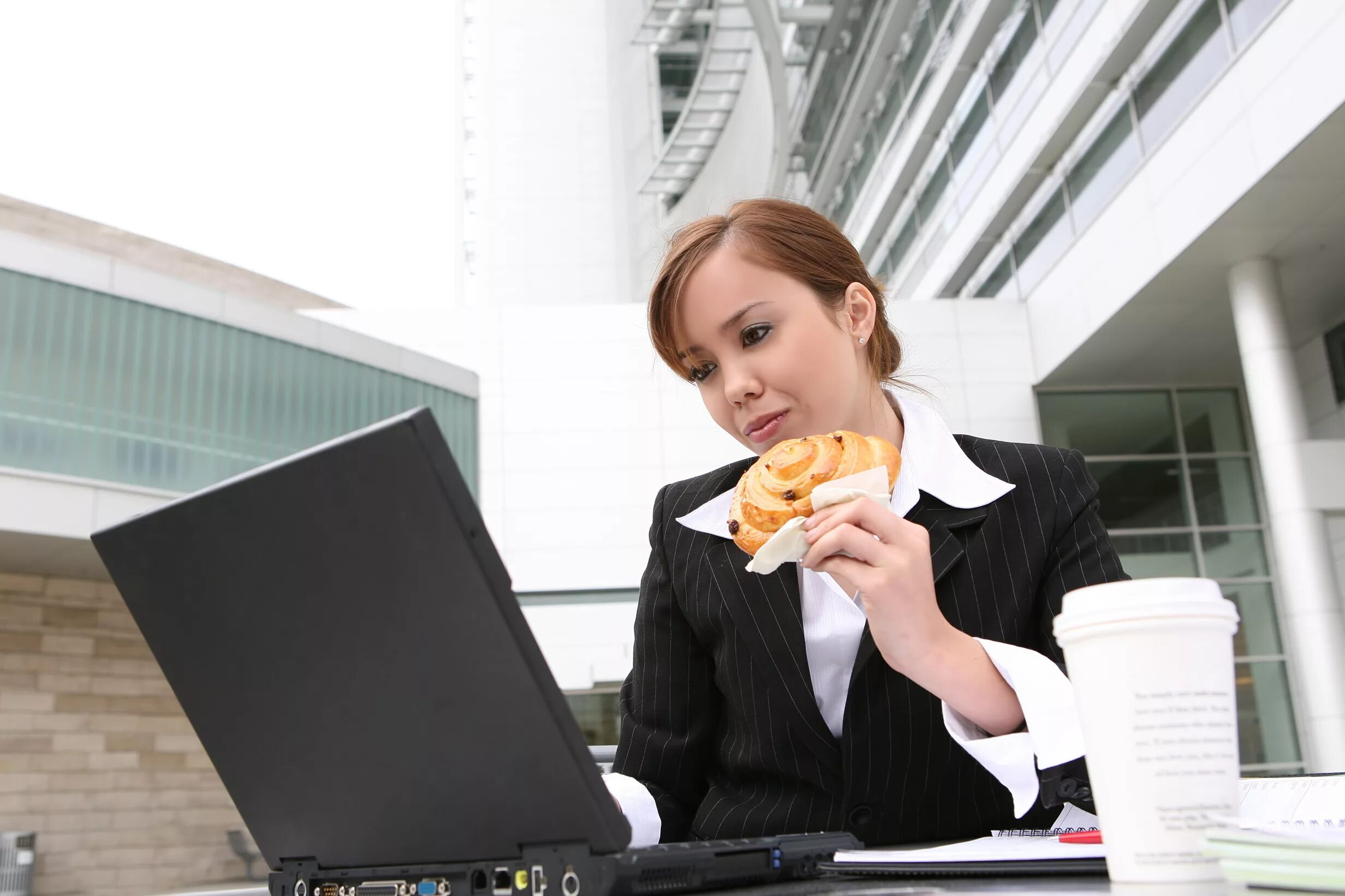 Видео люди на работе. Человек ест за компьютером. Девушка в офисе перекус. Перекус за компьютером. Женщина ест за компьютером.