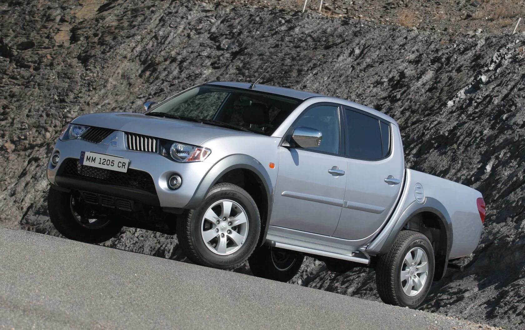 Mitsubishi l200 2.4. Мицубиси л200. Mitsubishi l200 4. Mitsubishi l200 Triton. Машина л200 Мицубиси.