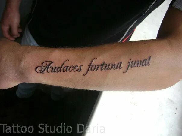 Audaces fortuna juvat татуировка. удача сопутствует смелым джон уик. сопутствующий на латыни. счастье сопутствует смелым на латыни тату. надпись мои дети моя жизнь на латыни.