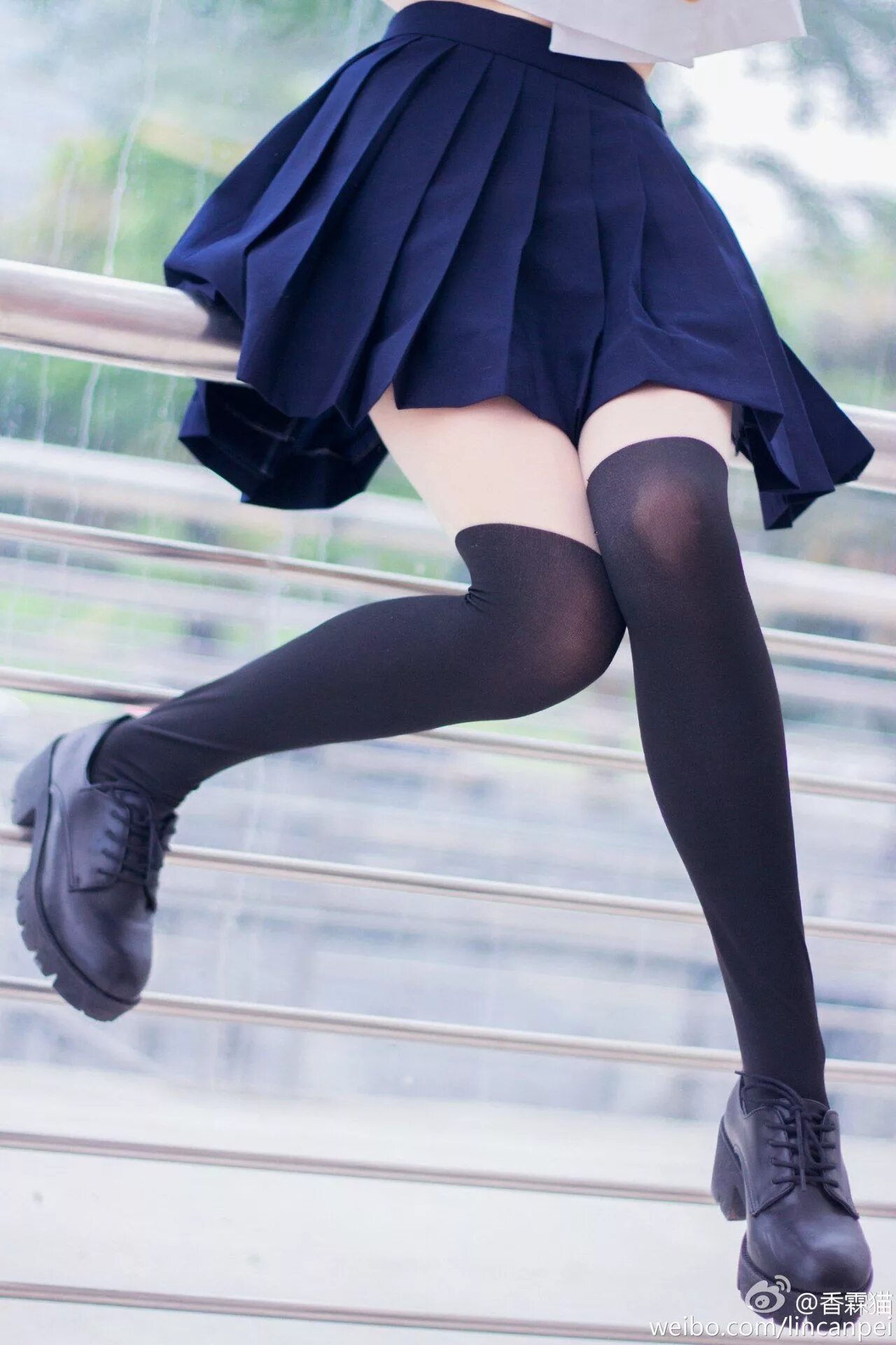 Японка ляшки. Корея Zettai Ryouiki. Zettai Ryouiki Япония. Zettai Ryouiki горничная. Чулки с юбкой школьные.