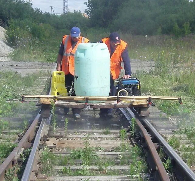 Монтер пути монтер пути. Монтер пути ржд. Средство для железнодорожных путей. Опрыскиватель на жд. Шаржир машина рельсовая.