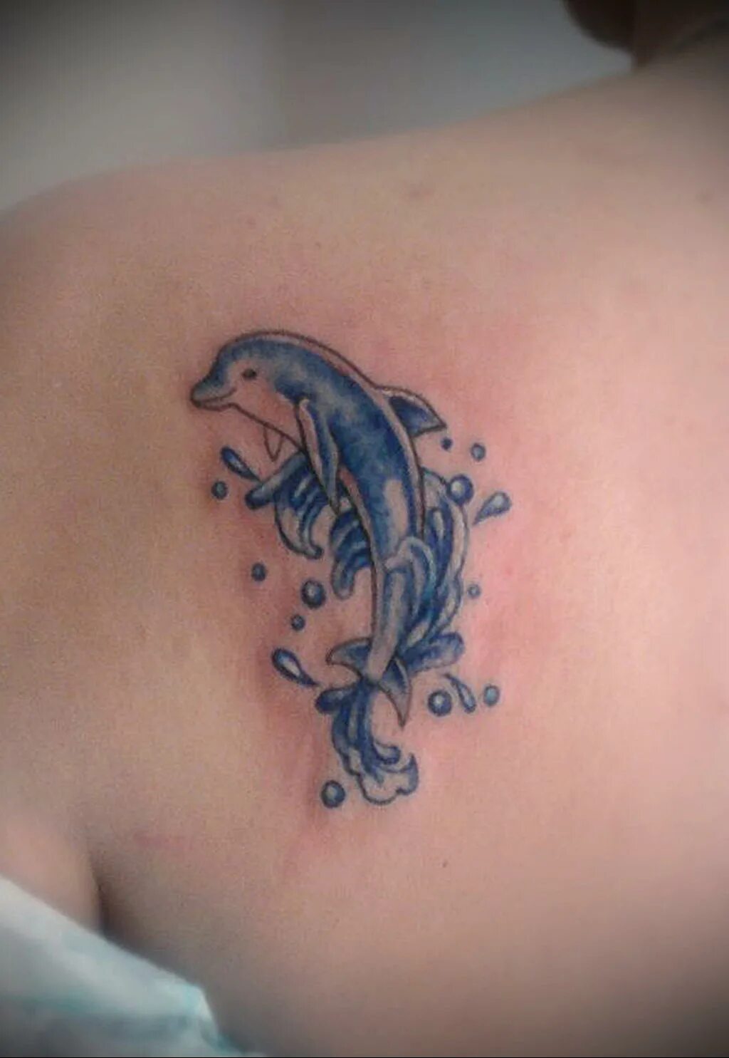Тату дельфин на ноге. Тату дельфины. Тату дельфин для девушек. Тату дельфин маленький. Тату дельфин.