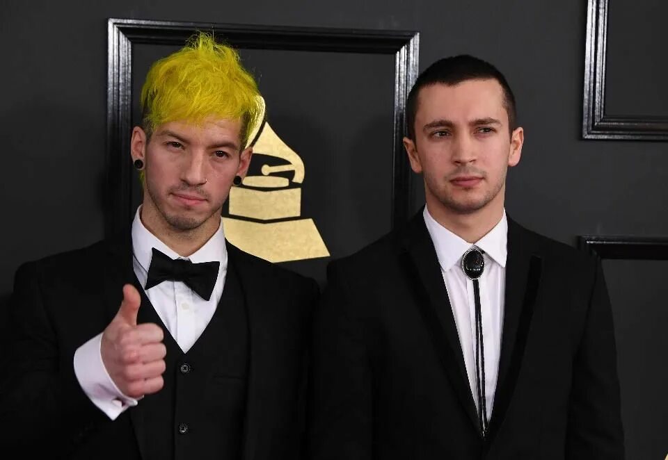 It twenty one. Twenty one pilots. 21 pilots grammy. грэмми твенти ван пайлотс.