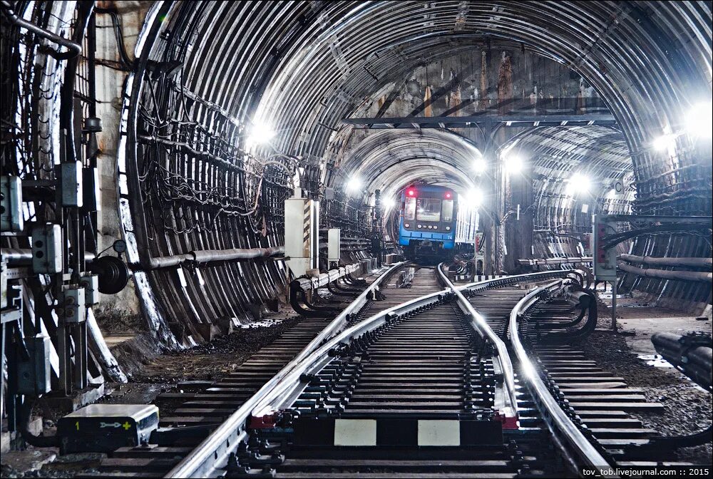 Тоннель метро. Поезд в тоннеле метро. Тоннель метрополитена. В тоннеле Пражского метро.