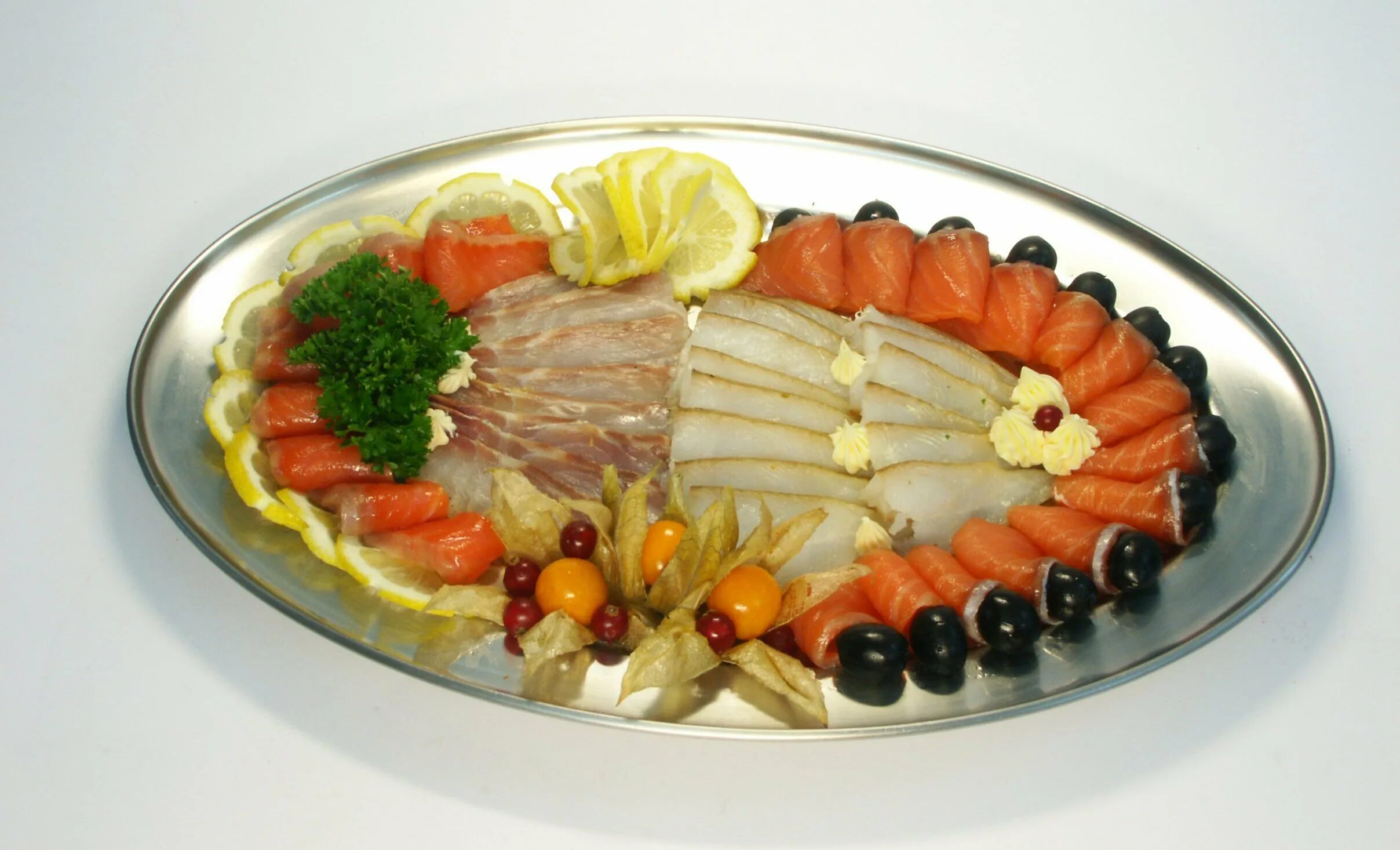 Рыбное ассорти на праздничный стол. Украшение рыбной нарезки. Красивая нарезка рыбы. Украшение рыбной тарелки.
