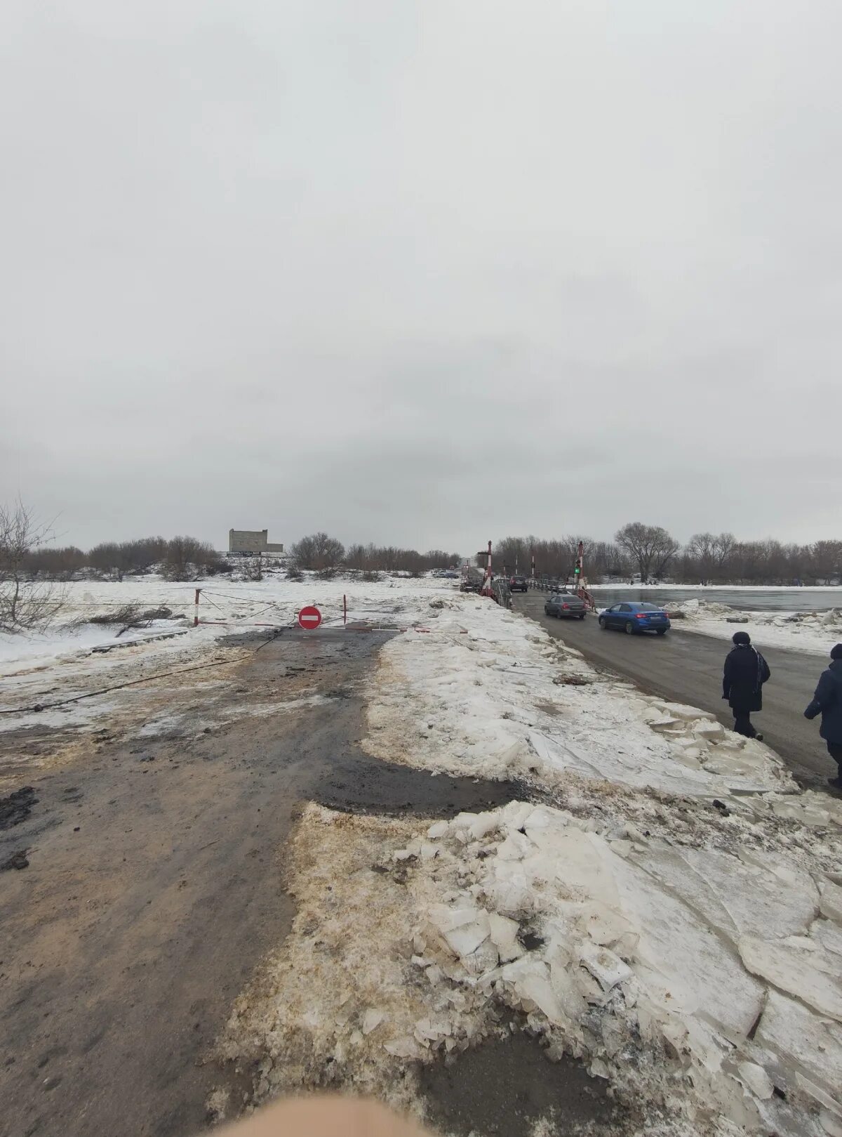 Мост шилово гремячье сейчас. Понтонный мост Шилово Воронеж. Понтонный мост в Шилово. Лед на реке. Понтонный мост Качуг.