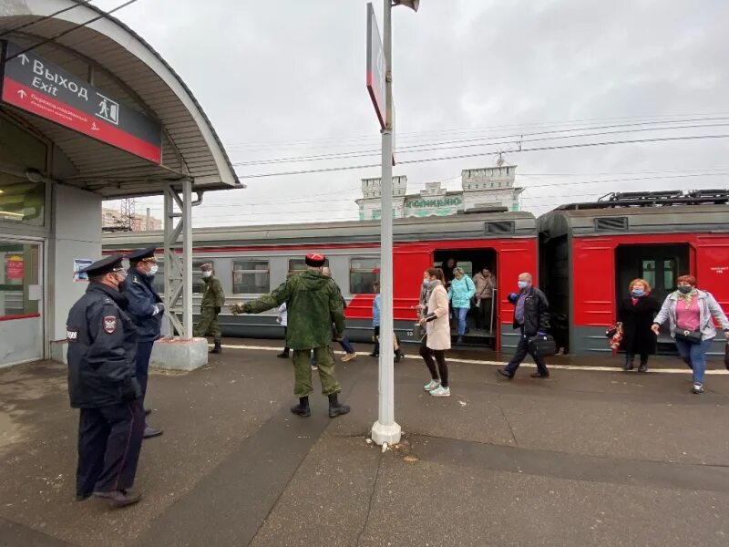 Включи новости на станции. ЛО МВД России на станции Москва-белорусская. Станция Одинцово. ЛО на станции Москва белорусская. Очереди в кассы на вокзале.