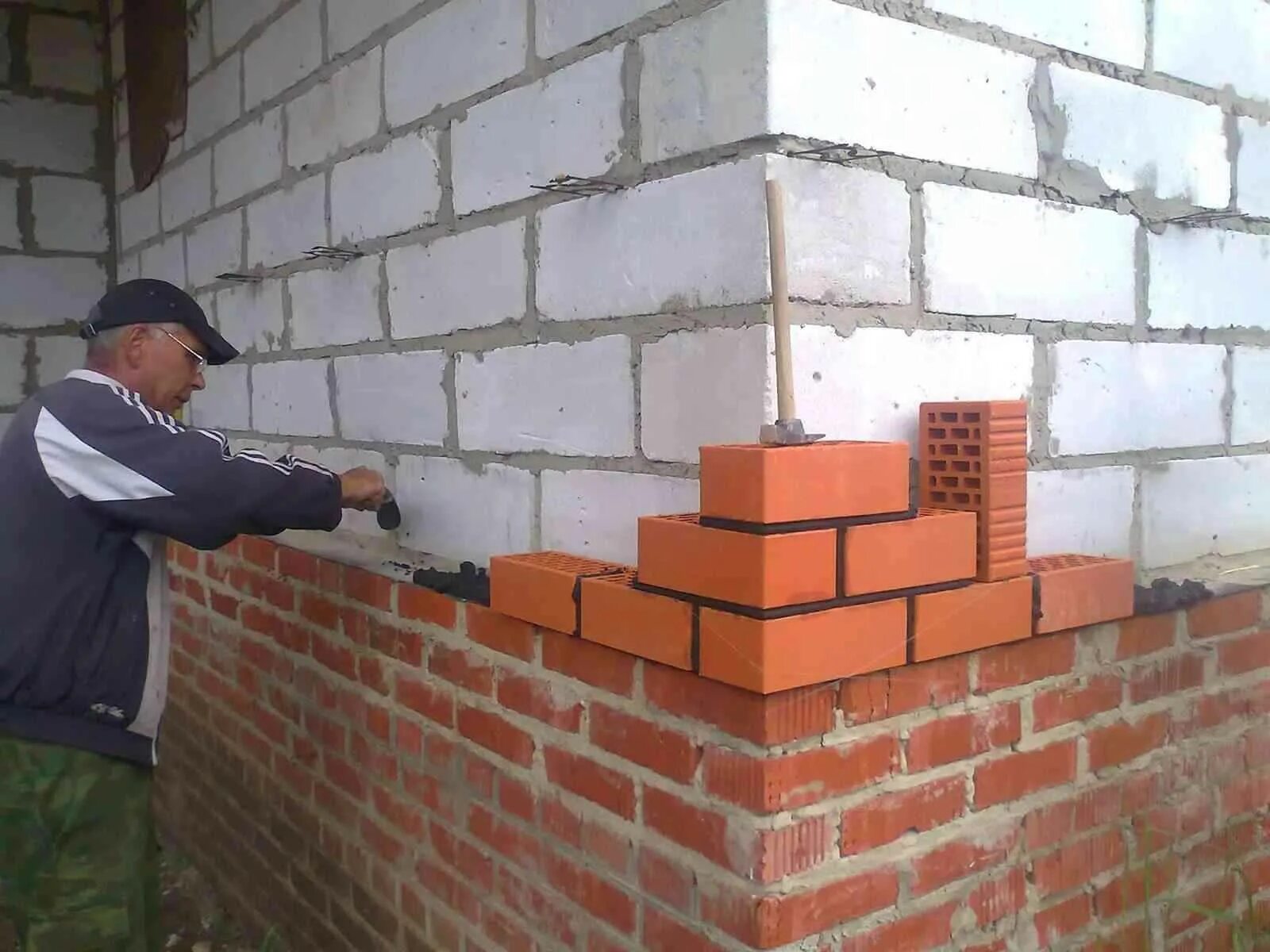 Пеноблок с облицовкой. Пеноблок облицованный кирпичом. Отделка газосиликатных блоков снаружи. Дом с газоблока. 300 газоблок вентзазор и кирпич.