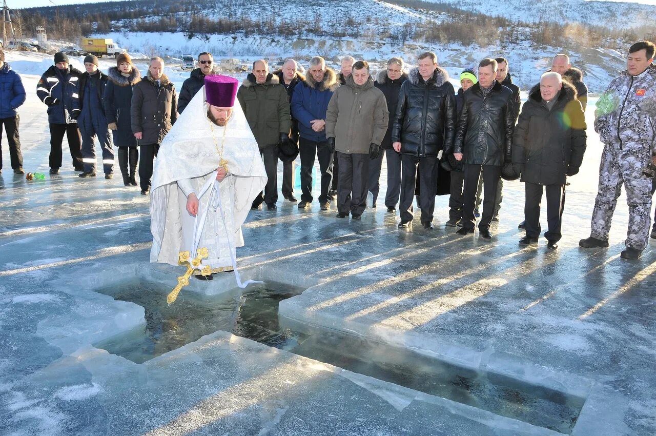 19 января 00 00. Крещение Господне Святая вода. Освящение воды на крещение. Освящение воды в храме. Крещение Господне освящение воды.