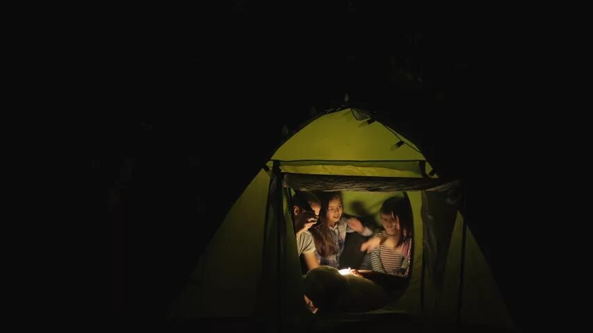 Ночь палатка звезды. Ночь в палатке рассказ. Страшные истории в палатке. Палатка в лесу ночью. Палатка в лесу ночью.