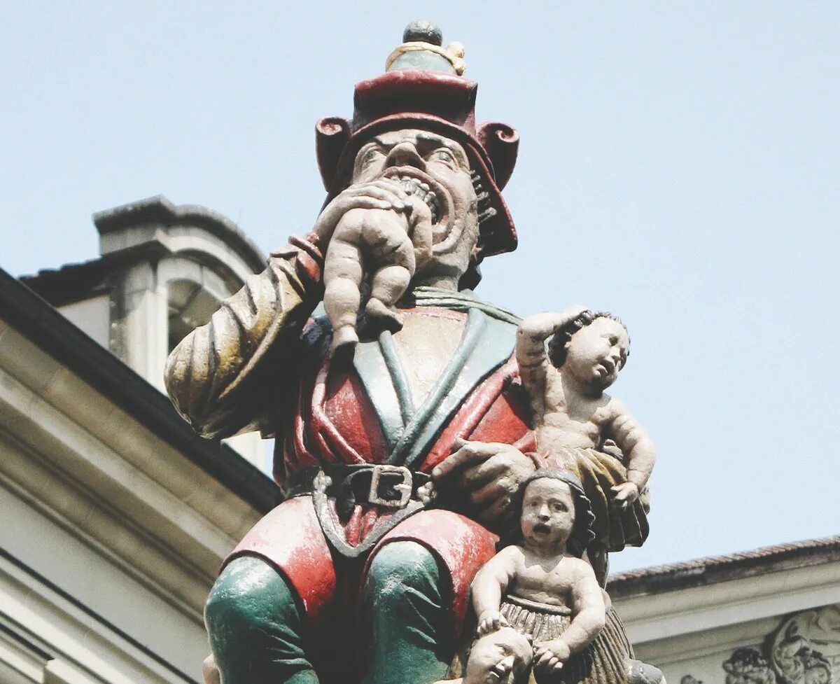 Статуя пожиратель детей. Скульптура пожиратель детей берн. Фонтан пожиратель детей в берне. Фонтан пожиратель детей в швейцарии. Фонтан пожиратель детей в берне.