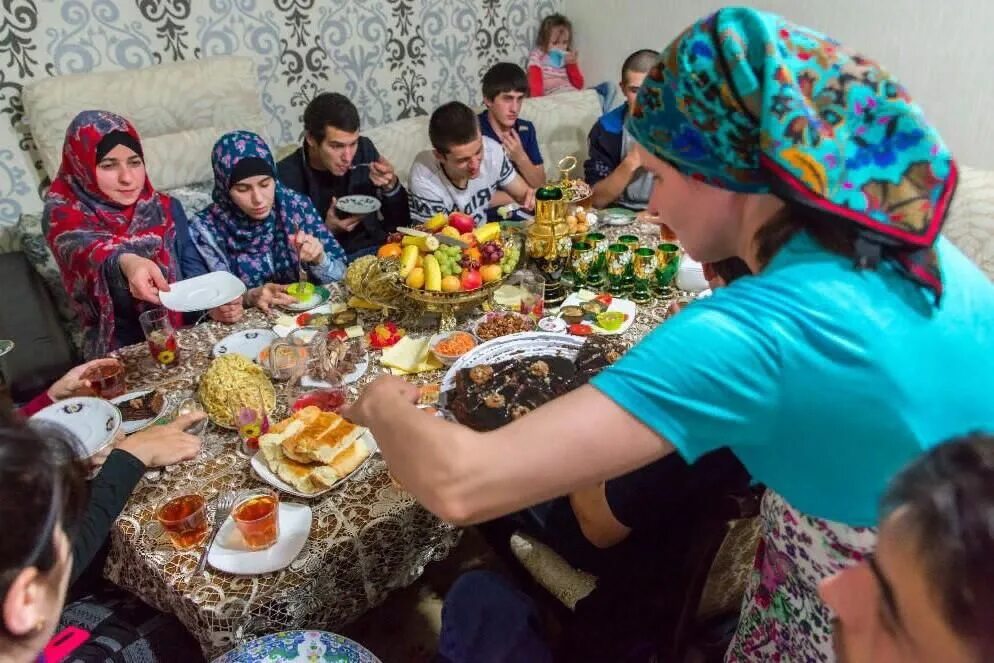 Как отмечают уразу. Ураза байрам в Дагестане. Ураза байрам в Чечне. Гостеприимство застолье Дагестан. Столы на Ураза байрам в Дагестане.