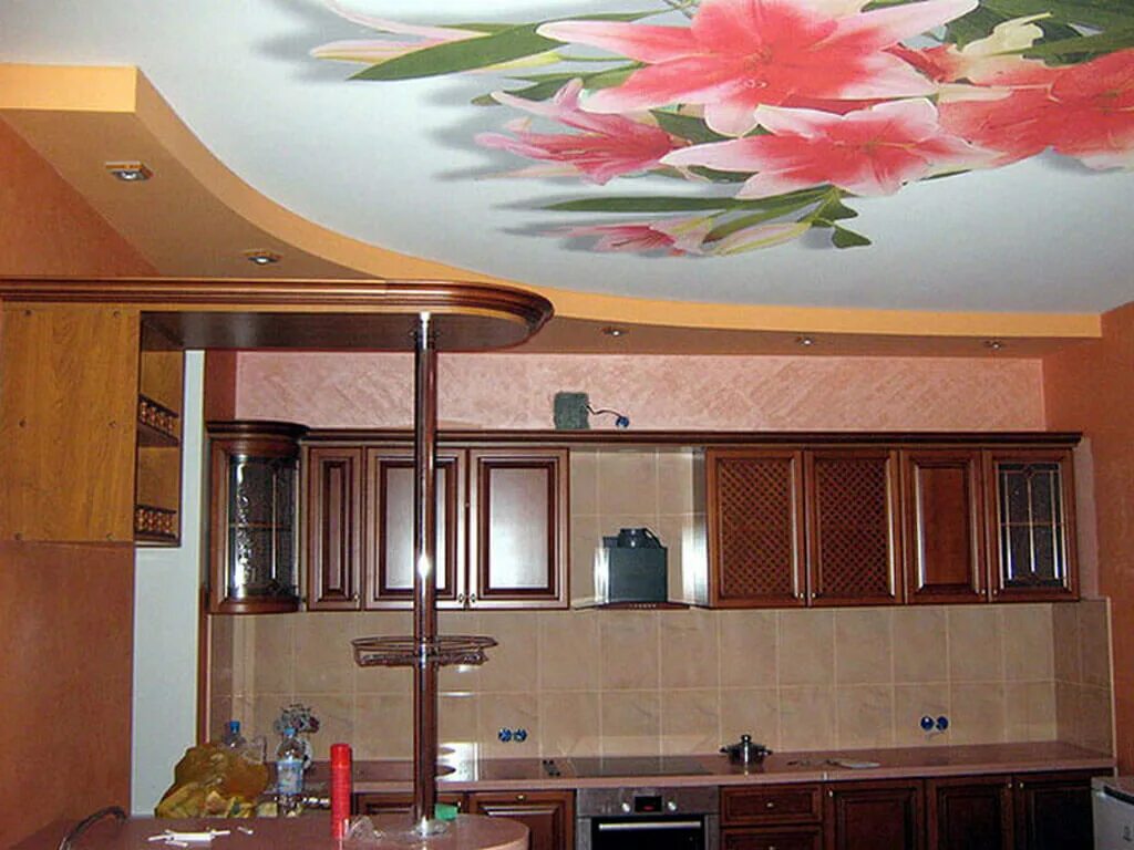 Какой лучше натяжной на кухне. Натяжной потолок на кухне. Навесные потолки на кухню. Подвесной потолок на кухне. Кухня в потолок.