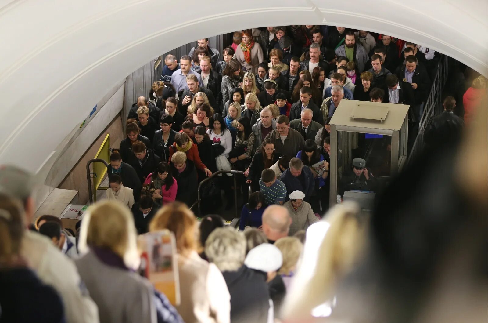 Московское метро в час пик. ЧАСПИК В Московском метро. Бауманская час пик. Толпа в Московском метро