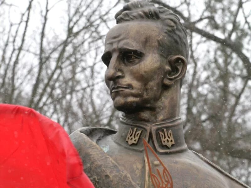 гауптман шухевич. фотография продажи бюста шухевича в гурзуфе. сдал бюст шухевича. роман шухевич в немецкой форме. сдал бюст шухевича.