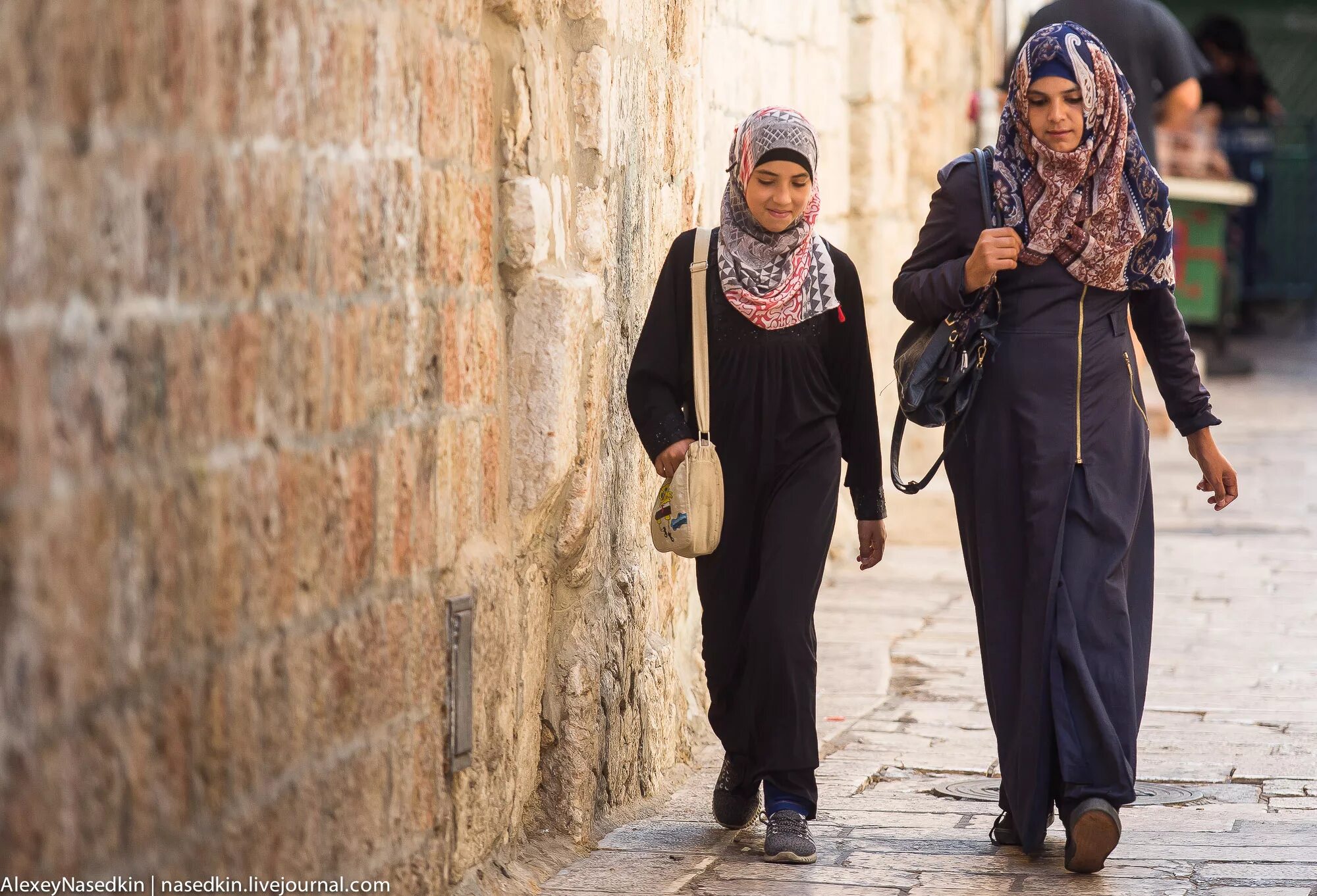 Еврейки мусульманки. Арабы в иерусалиме. Иерусалим аль акса намаз мусульман. Арабские женщины в израиле. Старый иерусалим мусульманский квартал.