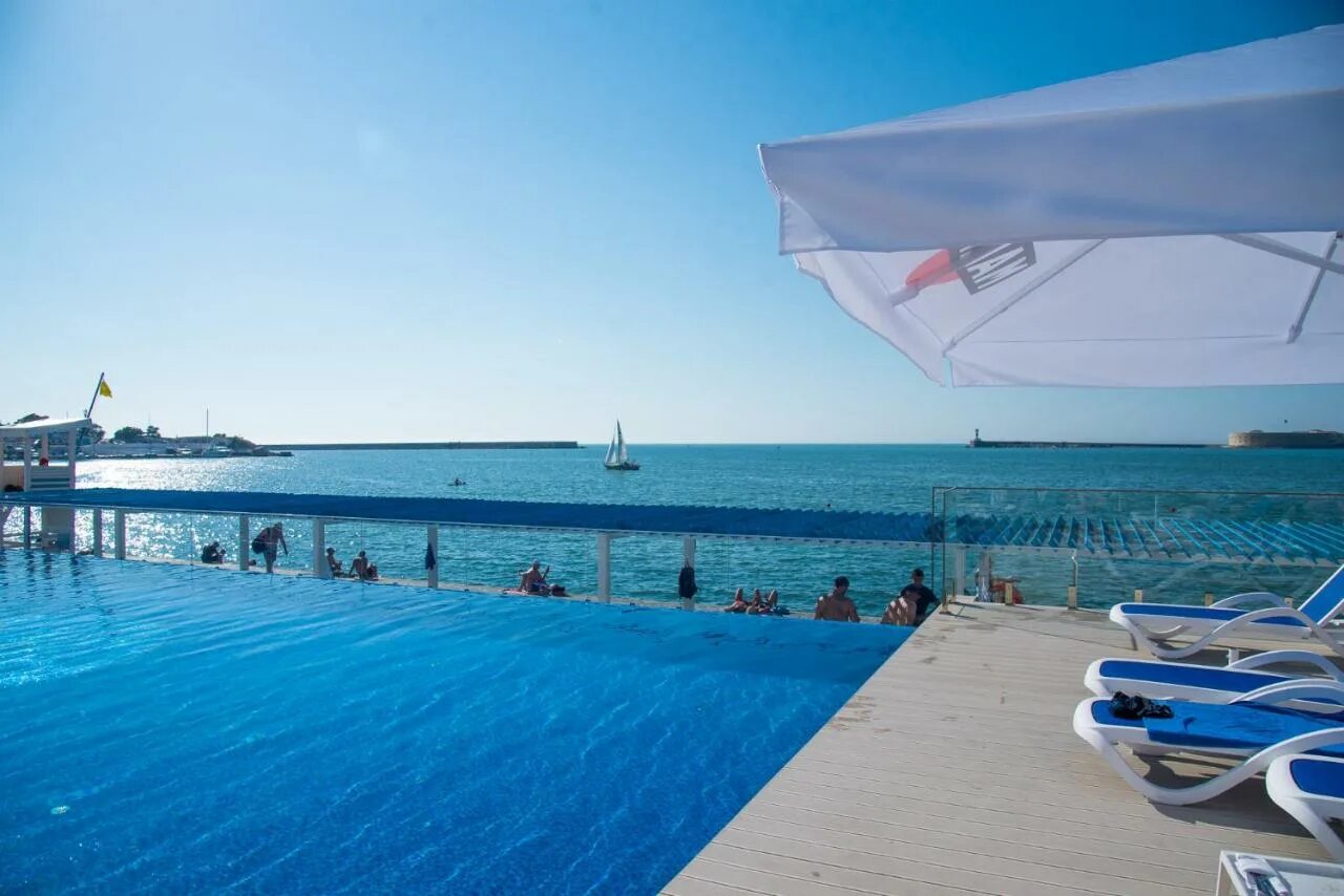 Хрусталика пляж севастополь. Хрустали севастополь. Гостиница хрустальный севастополь. Севастополь пляж хрусталка. Пляж хрустальный севастополь.