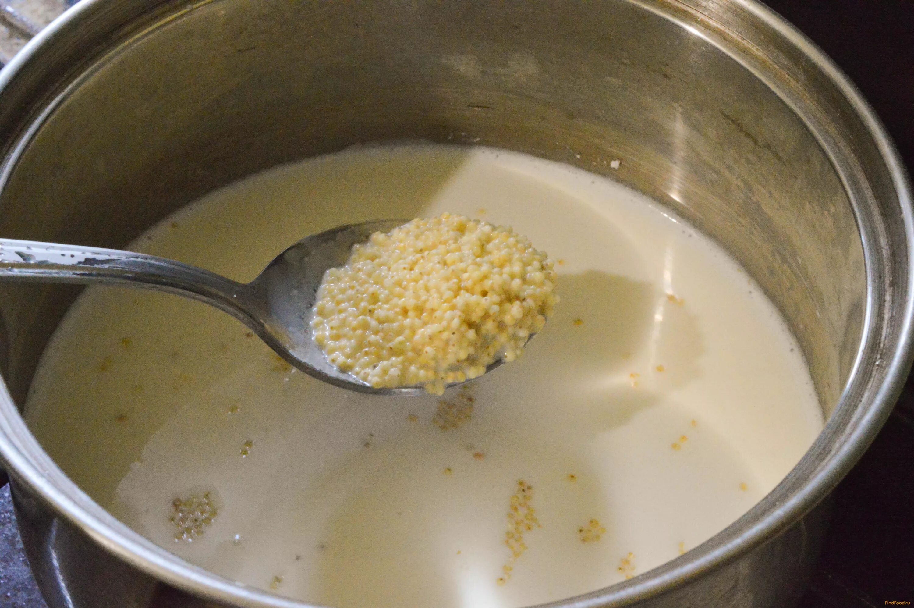 пшенная крупа рассыпчатая. как правильно приготовить пшенное молоко. пшёнка в кастрюле. пшённая каша с тыквой на молоке. кастрюля с крупами.