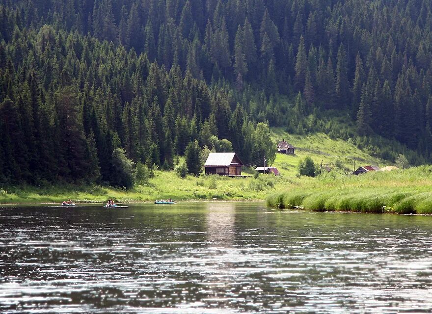 Дома у реки пермский край. Река Чусовая поселок Кын. Посёлок Кын Пермский край река Чусовая. Река Чусовая Кын завод. Река Чусовая Кын деревни.