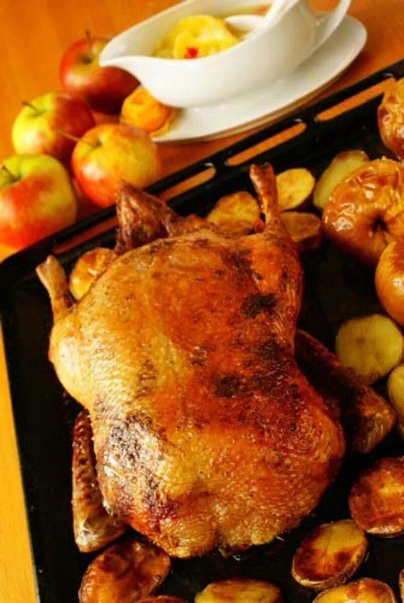 утка по пекински в китае. жареная утка. гусь фаршированный яблоками. жареная утка. гусь фаршированный.