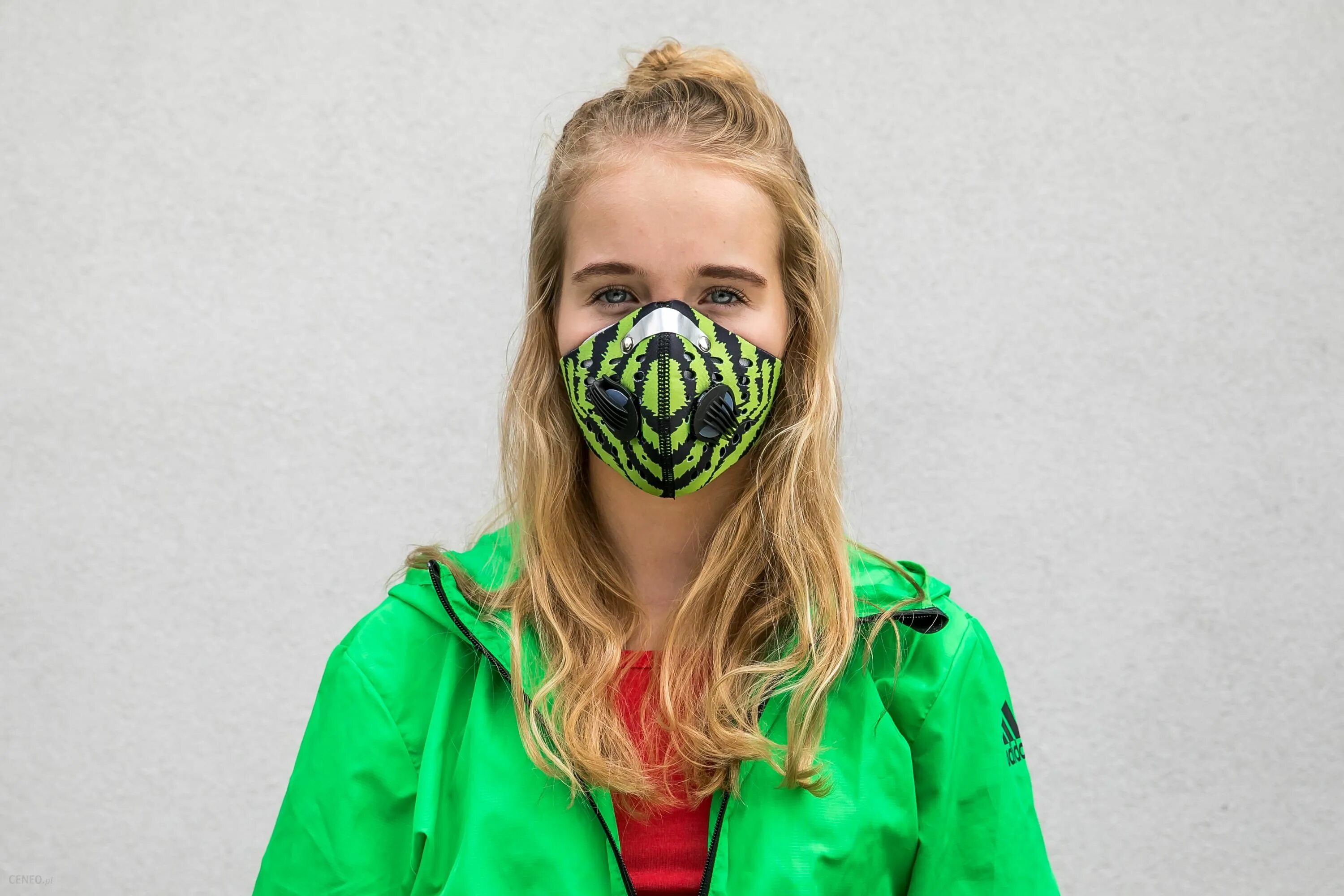 Зеленая маска Грин. Маска на зеленом фоне. Пластиковая маска зеленые волосы на голове. Маска с зеленым огнем.